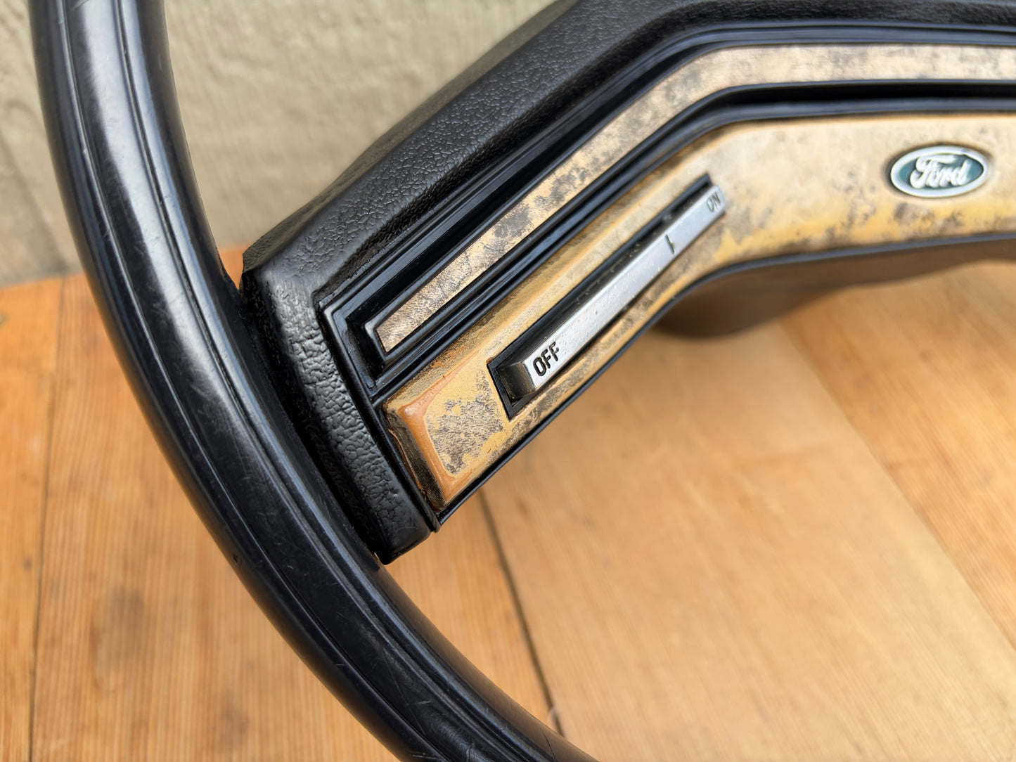 80-86 Ford F150 F250 F350 Bronco OE Steering Wheel (CRUISE / WOODGRAIN)
