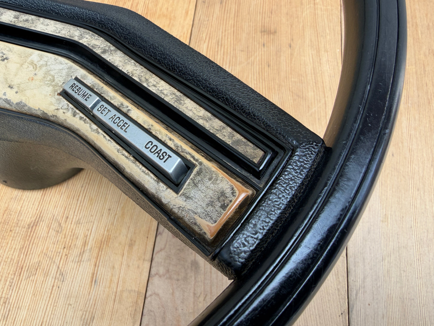 80-86 Ford F150 F250 F350 Bronco OE Steering Wheel (CRUISE / WOODGRAIN)