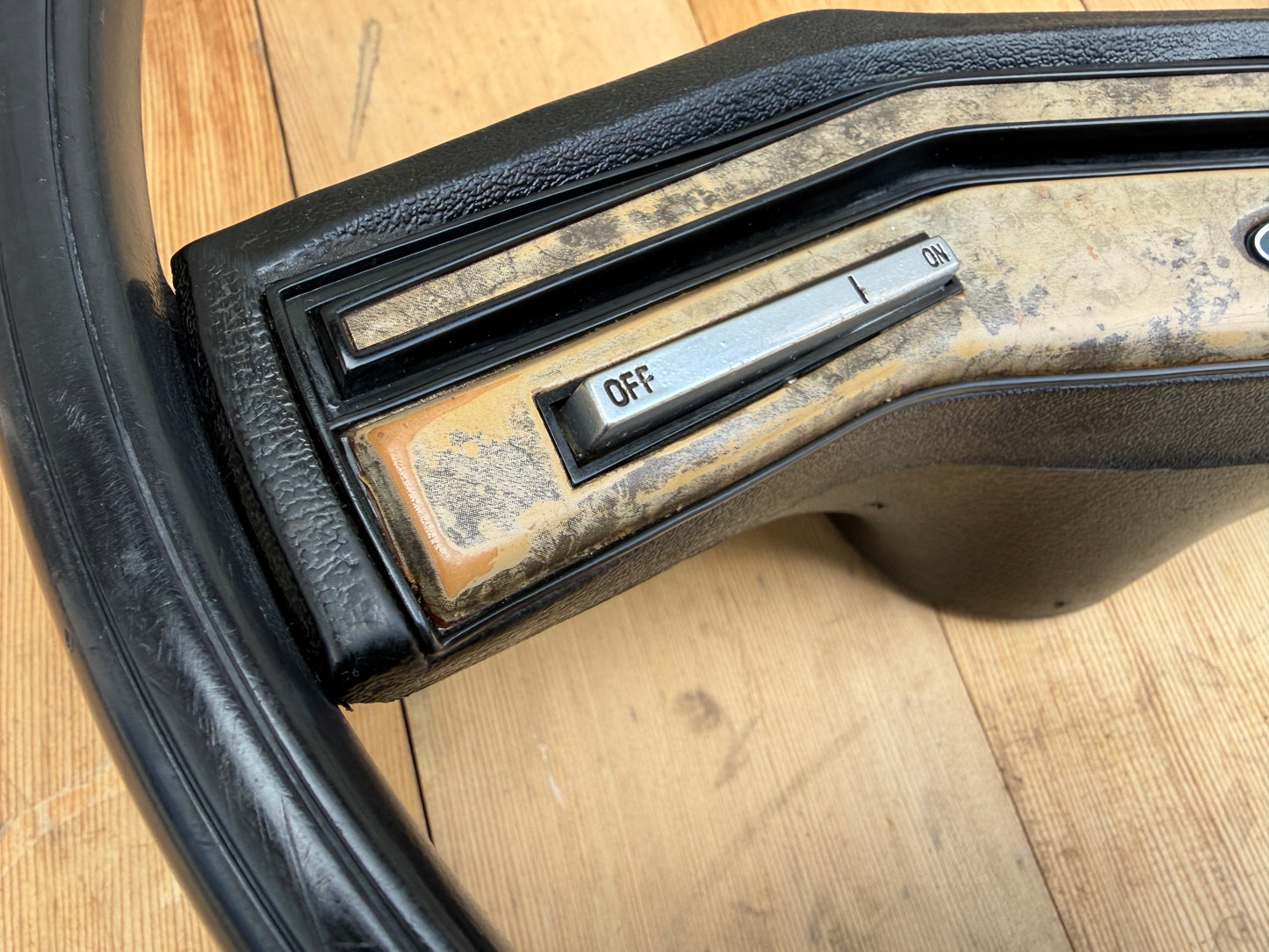 80-86 Ford F150 F250 F350 Bronco OE Steering Wheel (CRUISE / WOODGRAIN)