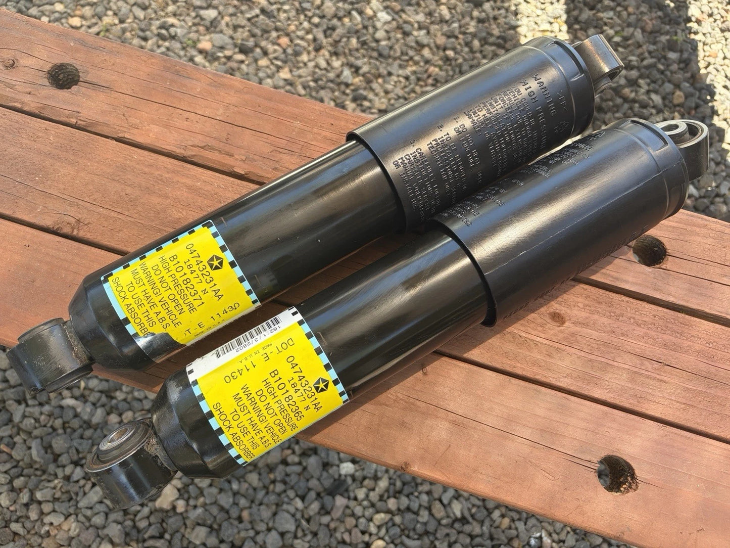 01-04 Town Country Caravan AWD SACHS Self-Leveling Rear Shocks 04743231AA SR2005 (2 PAIRS)